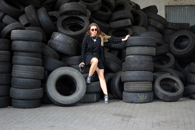 DIY silber boots, silver spray shoes, karo, plaid set, H&M, monki glasses, frame, Sonnenbrille mit silbernem Rahmen, Trend 2014, Summer, orange Lips, Oranger Lippentift, nyx, banded, bracelet, armand, anker, hamburg, modeblogger, style, ootd, fashion, germany