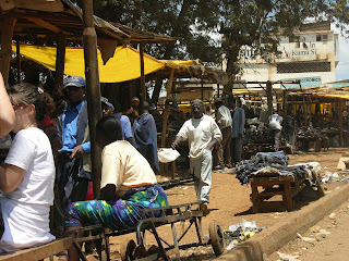 tendoni e banchi nel mercato di meru, kenya tents and stalls in the market meru, kenya