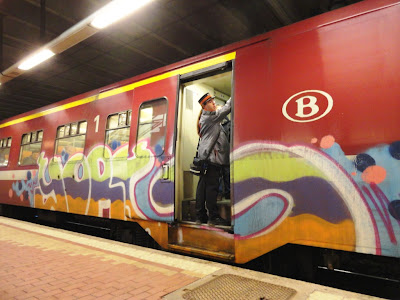 50% of the trains are painted by foreigners and 50% by Belgian writers. In most cases the trains aren't buffed and it's cool to see running panels and whole cars - Hulk