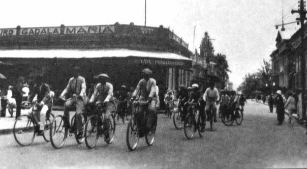 Plaza Hula Hula 1927. Ciclistas estrenando las nuevas calles en 1927