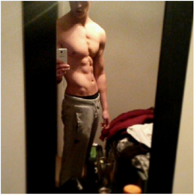 Sixpack mann selfie