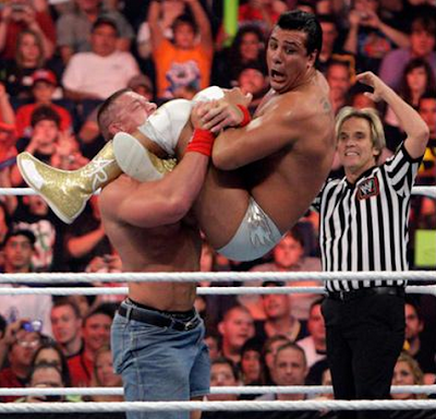 impactante foto de john cena levantando a alberto del rio