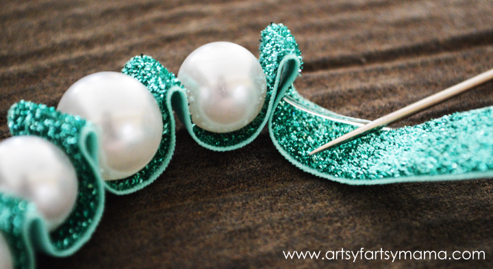 DIY Ribbon & Pearl Bracelet from artsyfartsymama.com #jewelry #ribbon