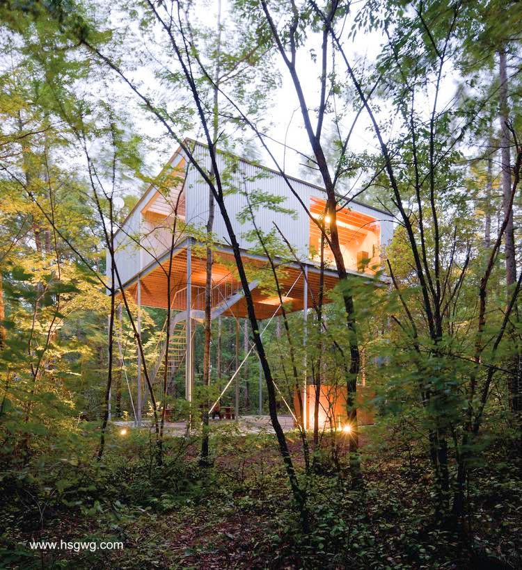 Una versión moderna de la casa del árbol - Arquitectura de www.hsgwg.com Moderna casa japonesa de metal y madera entre árboles