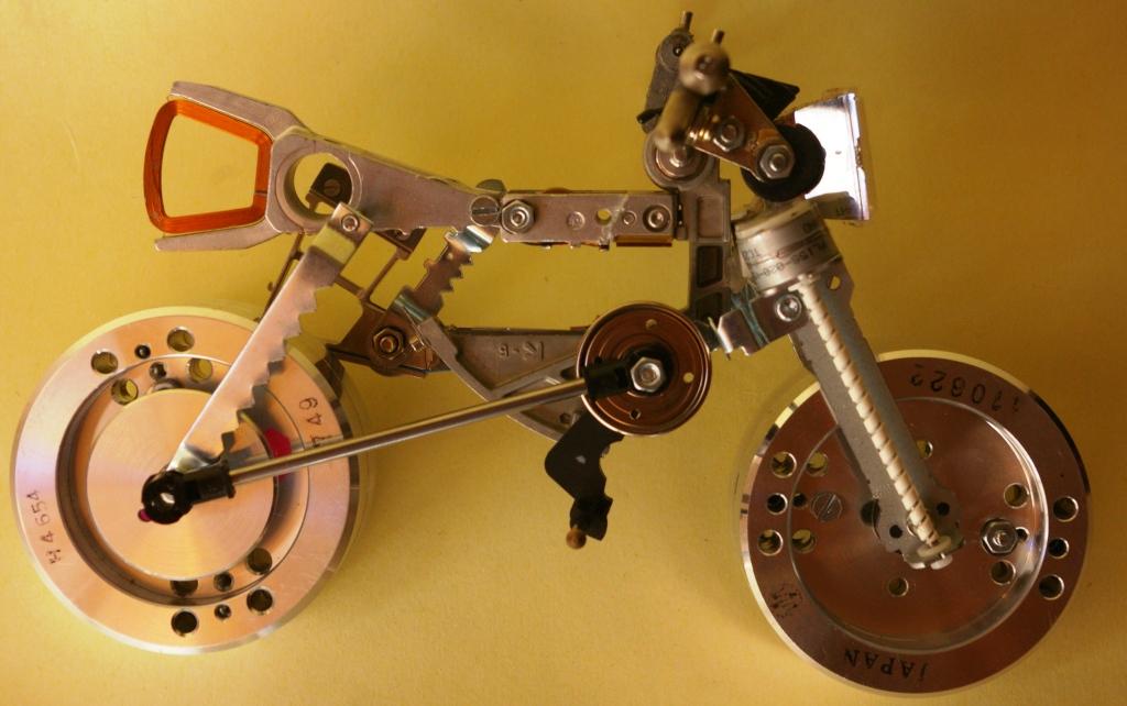 MARGTECNOLOGÍA: Motocicleta con materiales electrónicos reciclados.