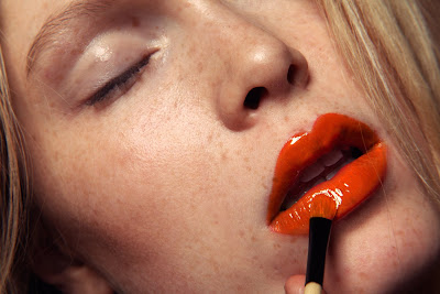 applying orange lip gloss, beauty photographer nyc, jamie nelson photographer