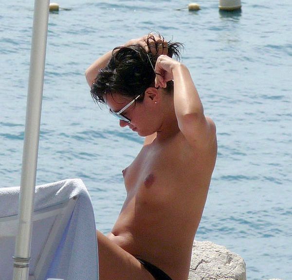 Lily Allen still likes to go topless at the beach