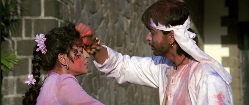 Sharukh Khan Playing Holi with Juhi Chawla pic