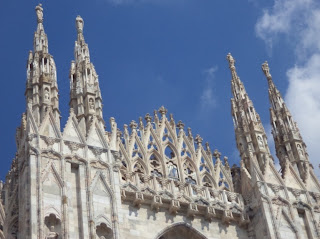 Detalle de la fachada del Duomo de Milan. Iglesias por el mundo. Iglesias del mundo