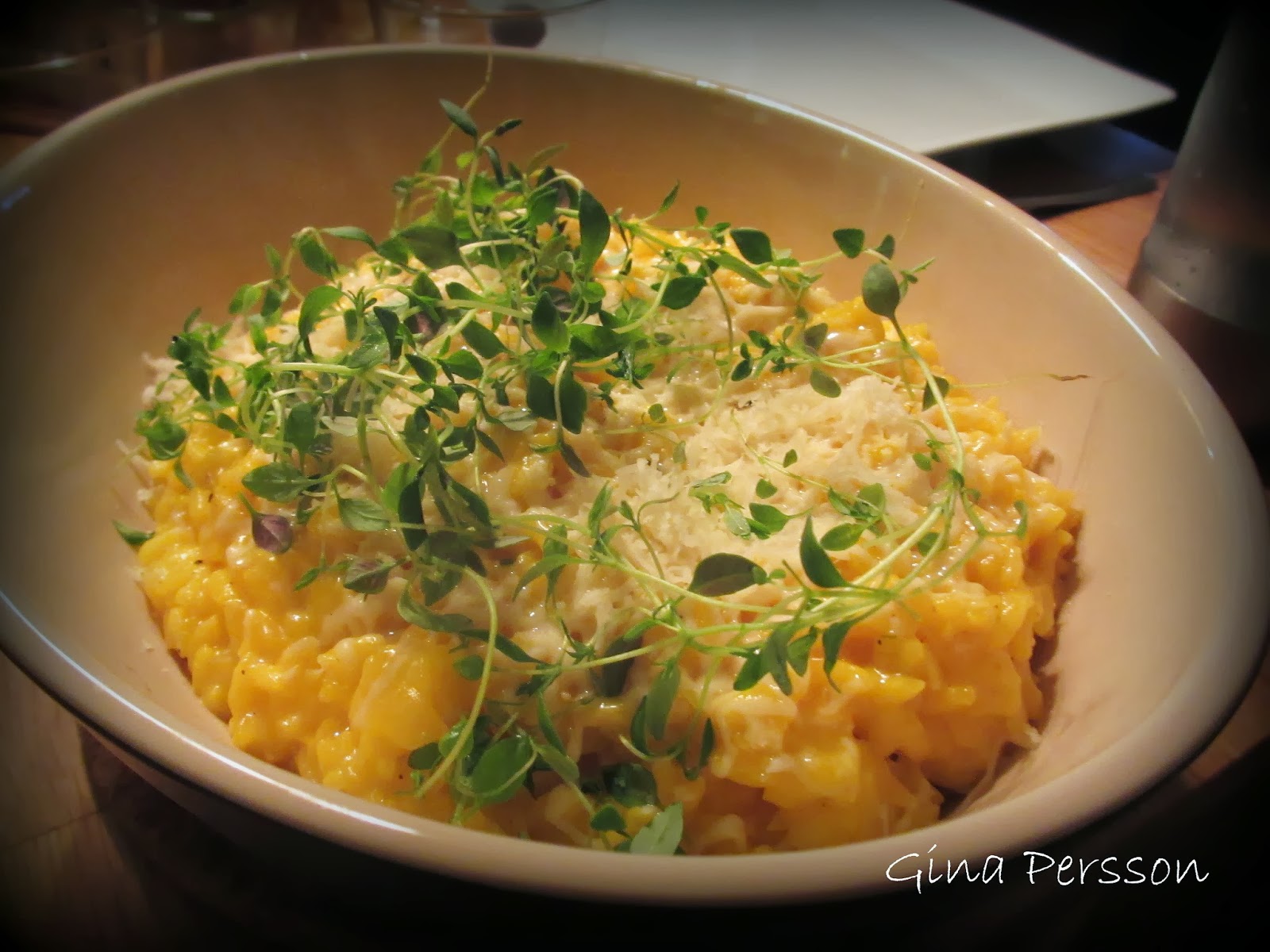 Gina Persson Ugnsstekt kyckling med risotto milanese