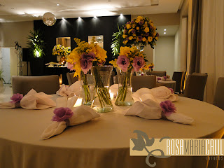 porta guardanapo lilás, arranjo amarelo e lilás, parede fake, espelhos