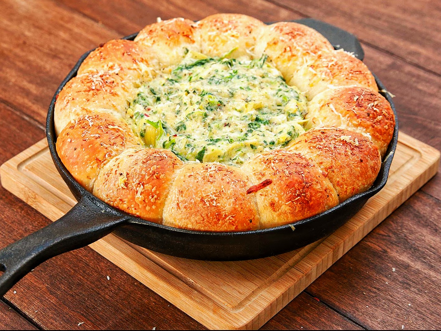 Cheesy Spinach And Artichoke Bread Ring Dip