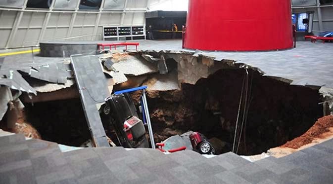 Fenomena Sinkhole Menelan 8 Sedan Mewah