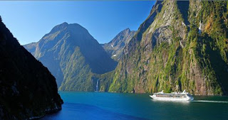 Berlayar melewati Milford Sound | Paket Wisata Cruise tahun Baru 2014 Aussie New Zealand 20 Desember 2013 - 4 Januari 2014 Paket Wisata Cruise tahun Baru 2014 Aussie New Zealand 20 Desember 2013 - 4 Januari 2014