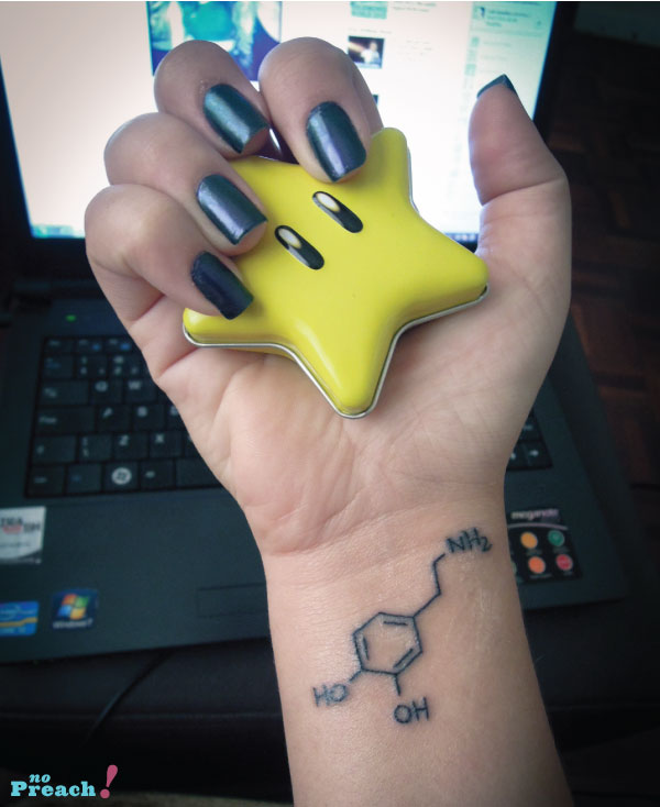 Bárbara Urias: Tattoo no pulso - DOPAMINA fórmula química Bárbara Urias: Tattoo no pulso - DOPAMINA fórmula química