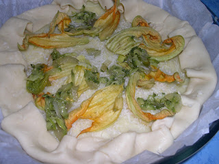 torta salata con zucchine e fiori