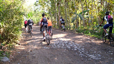 Setelah jalanan beraspal rata, kami dihadapkan dengan jalan aspal rusak (banyak lubang) 
