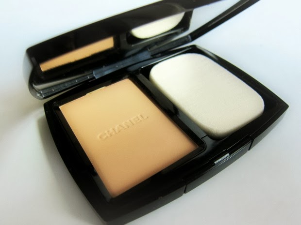 CHANEL VITALUMIERE COMPACT DOUCEUR LIGHTWEIGHT COMPACT MAKEUP SPF 10