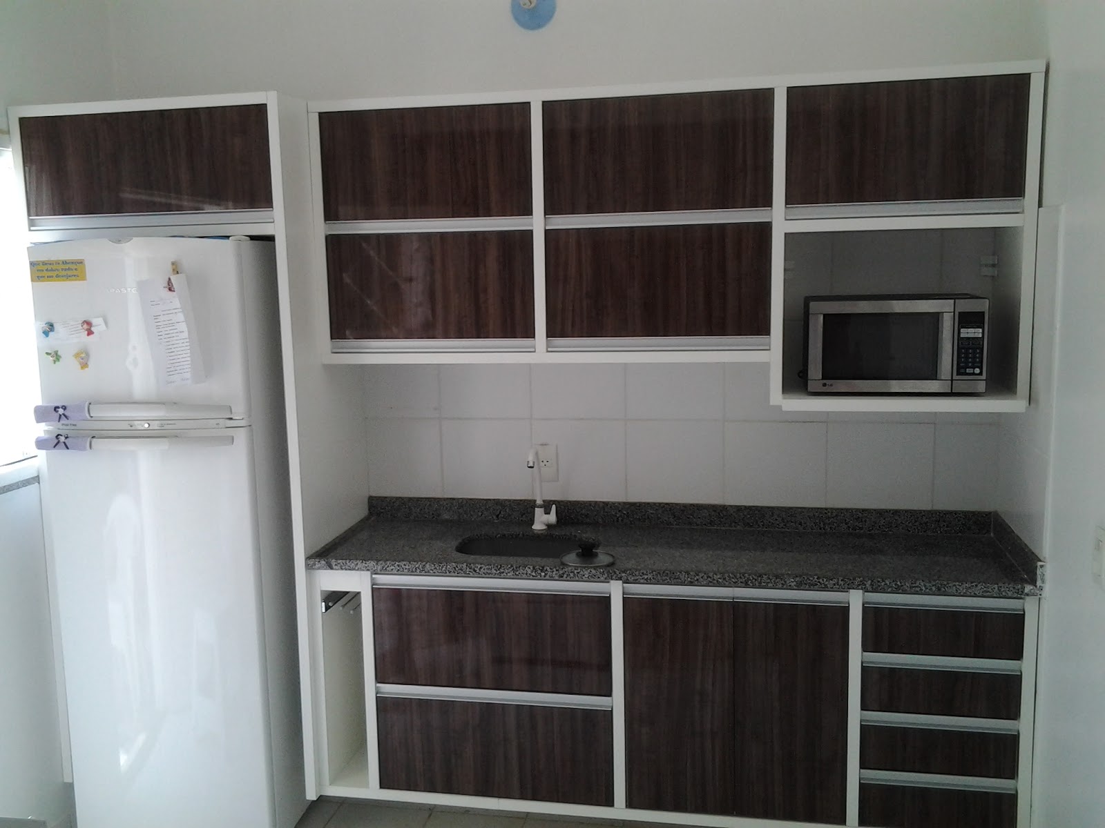 #5A6971 COZINHA EM MDF CAIXARIA BRANCA E PORTAS MADEIRADA BRILHANTE! 1600x1200 px Projetos De Cozinha Em Mdf #321 imagens