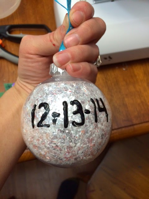 Working Mom Wonders: Plastic Bulb Ornaments