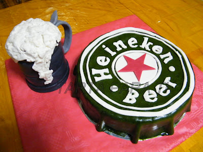 TARTA CHAPA HEINEKEN Y JARRA DE CERVEZA