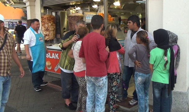 Taksim’de 35 Suriyeliye döner siparişi verdi, ödeme yapmadı Başka Haber