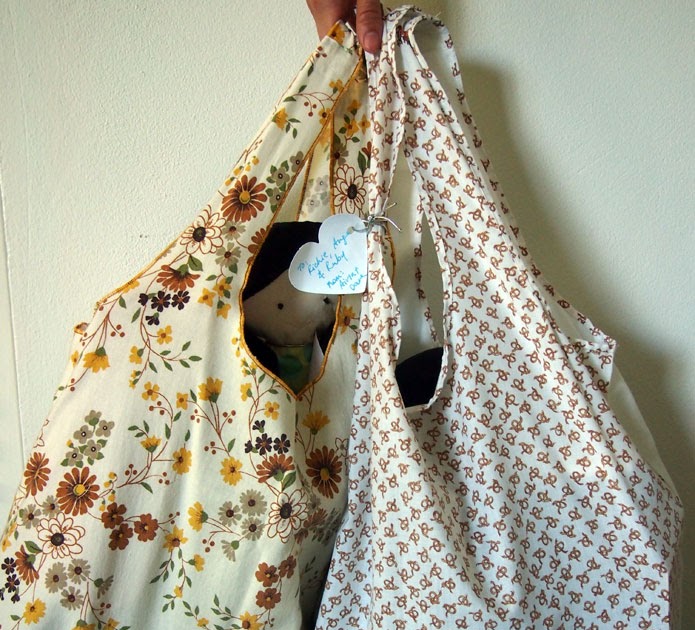 Totally Tutorials Tutorial How to Make a Shopping Bag from a Pillowcase