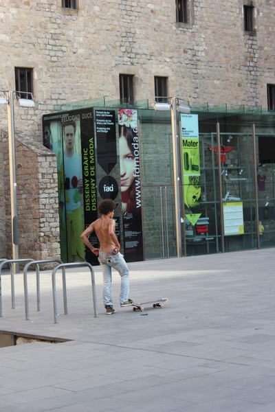 Deskorolkowcy pod MACBA w Barcelonie Barcelona Skaterzy