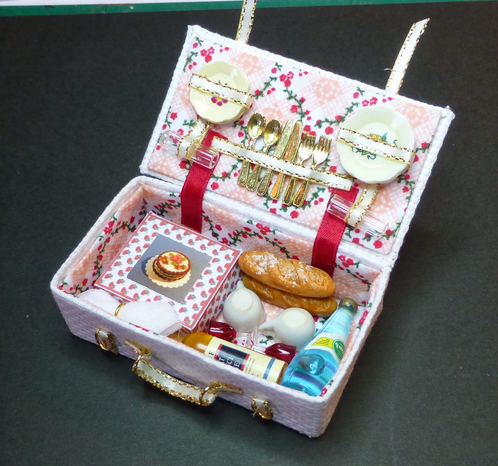 Dany's DIY Minis DIY Picnic Basket