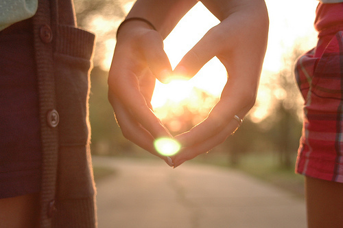 hình ảnh về tình yêu đẹp lãng mạn dễ thương, nắm tay nhau đi suốt cuộc đời