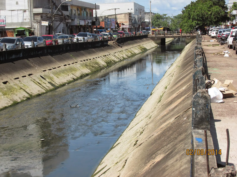 UMA FOSSA NO CENTRO DA CIDADE DE MACAPÁ