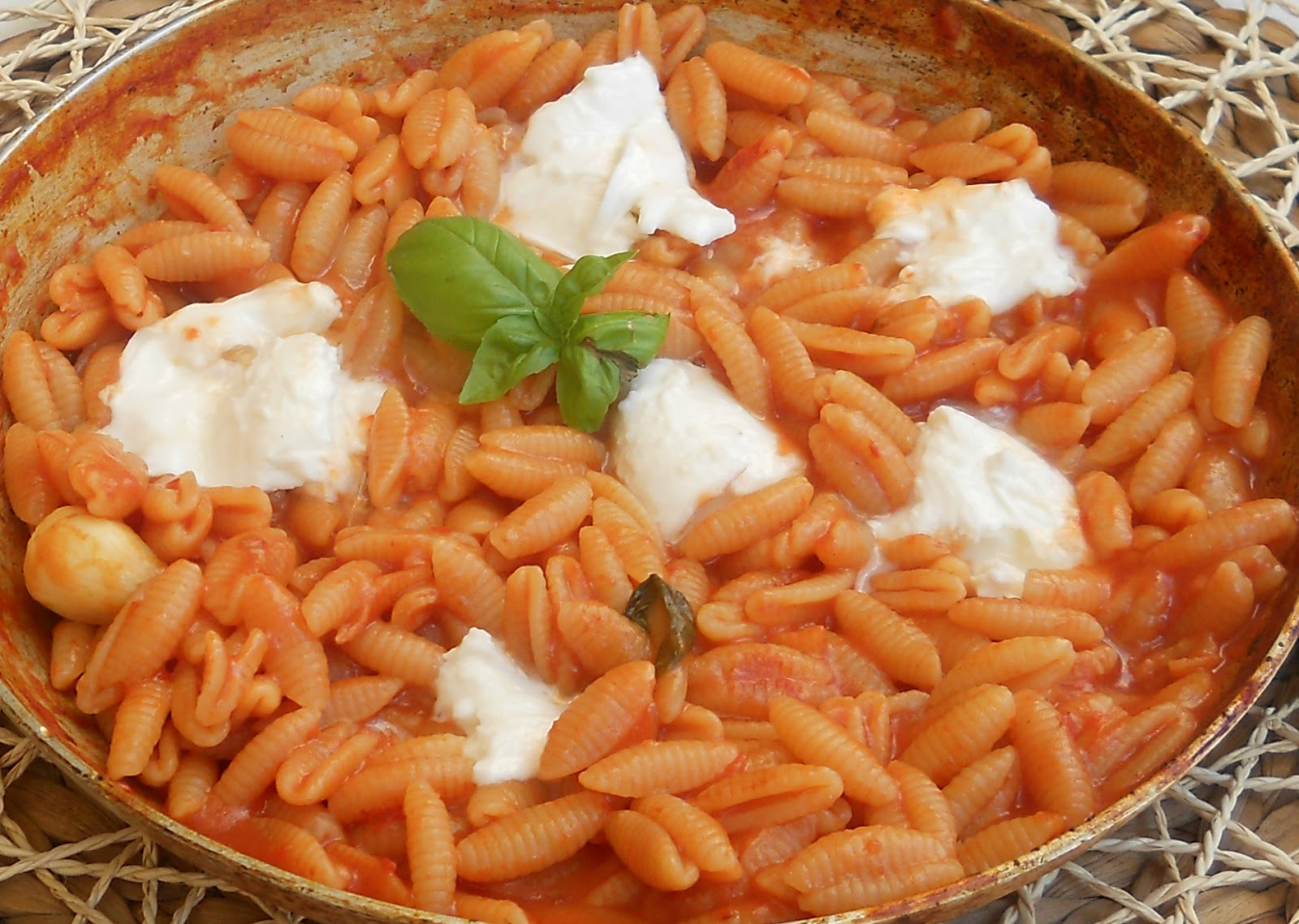 cioccolato amaro gnocchetti sardi con pomodoro e mozzarella cotti nel sugo