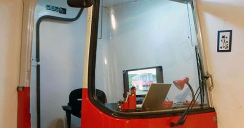 ترفيه وتسلية بالصور إستخدام باص قديم في ديكور مكتب رائع!