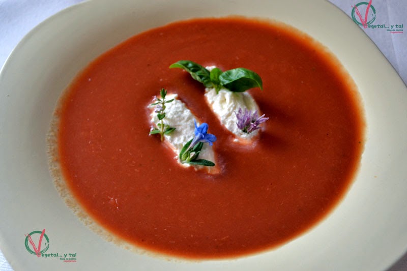 
crema Fría De Tomate Con Mousse De Queso Feta
