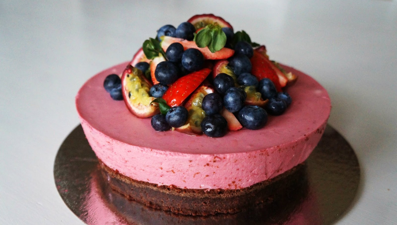 Min Sockersöta Värld Gluten och laktosfri hallonmoussetårta med kladdkaksbotten