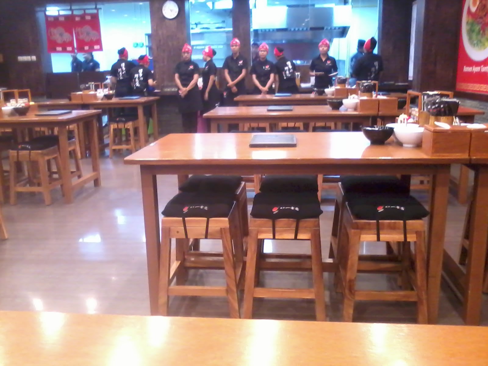 Suasana Restoran dan Pelayan