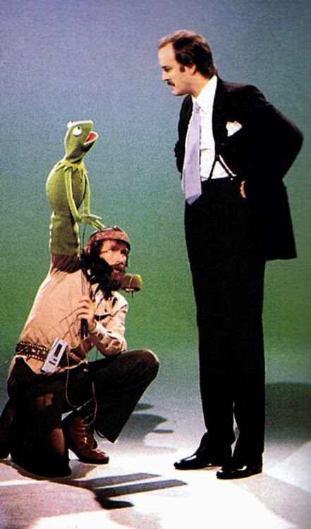 MUNDO FREAK  - Página 29 Jim+Henson+working+Kermit+the+Frog,+talking+to+John+Cleese.