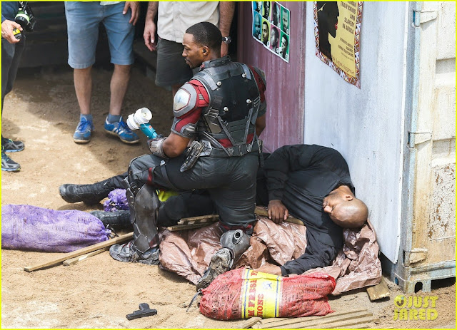 Сокол помогает раненным