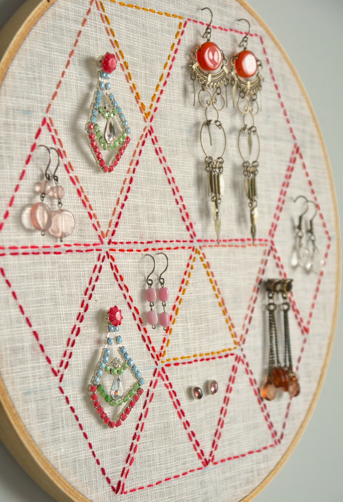 Sarita creative Make it // Embroidery Hoop Earring Holder