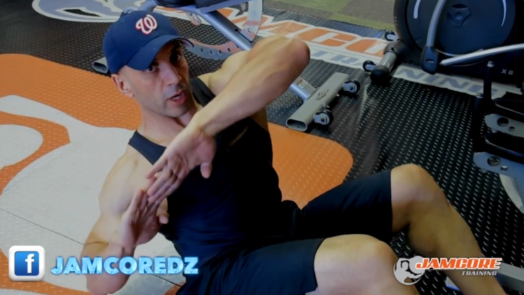 Twist du corps : 3 - 4 séries x 20 - 40 reps