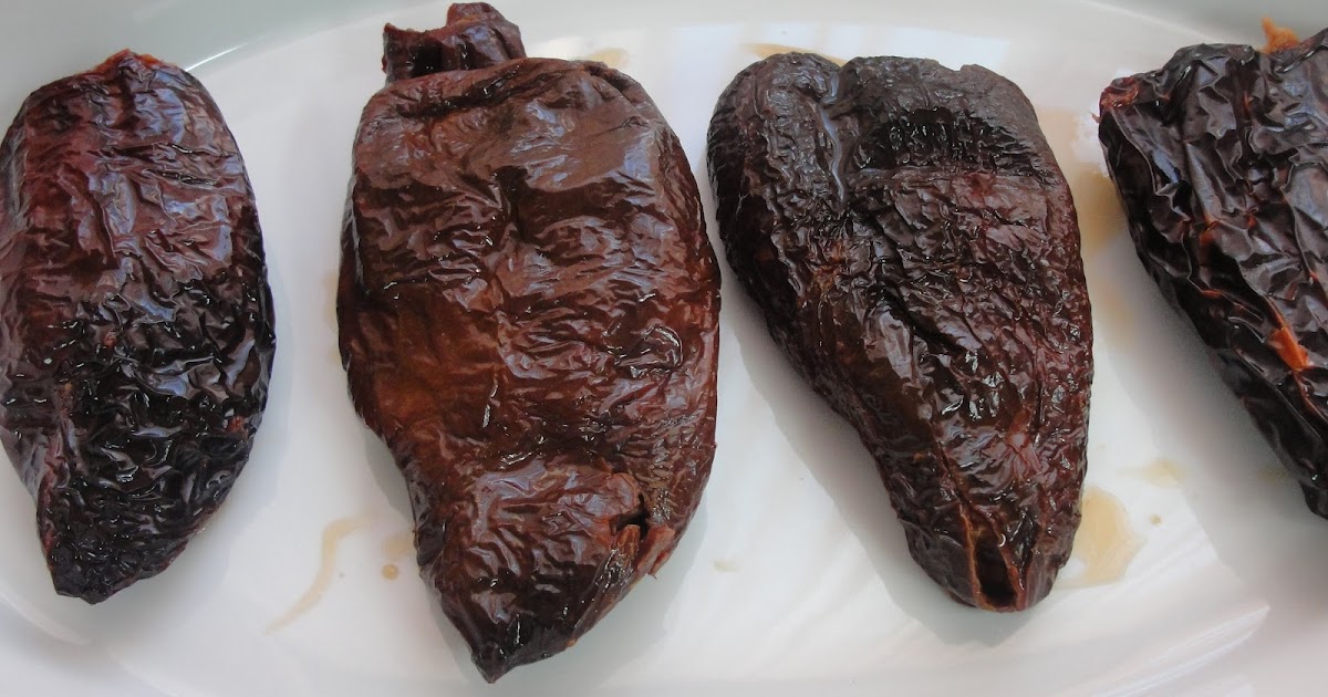 DISFRUTA COCINAR CHILE ANCHO EN SALSA DE CHILE PASILLA AL TAMARINDO