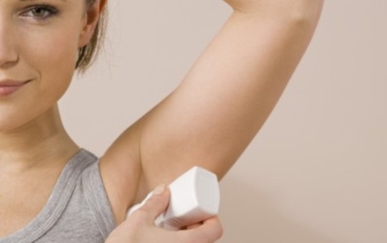 Soluções rápidas para problemas comuns de beleza - Como tirar machas de desodorante roupas Soluções rápidas para problemas comuns de beleza - Como tirar machas de desodorante roupas