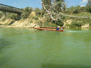 Canoe speedboat on the Nam Song river.