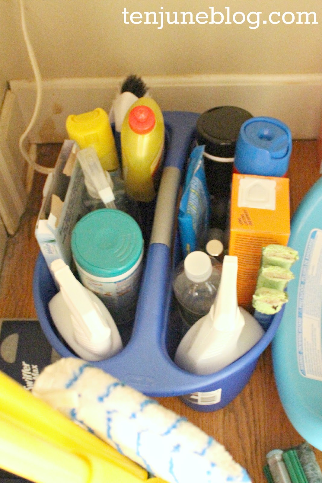 ORGANIZED BATHROOM CLEANING CADDY: frequently used bathroom cleaning  supplies 