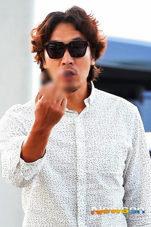 Actor Kim Min Joon gives journalists the finger at the airport