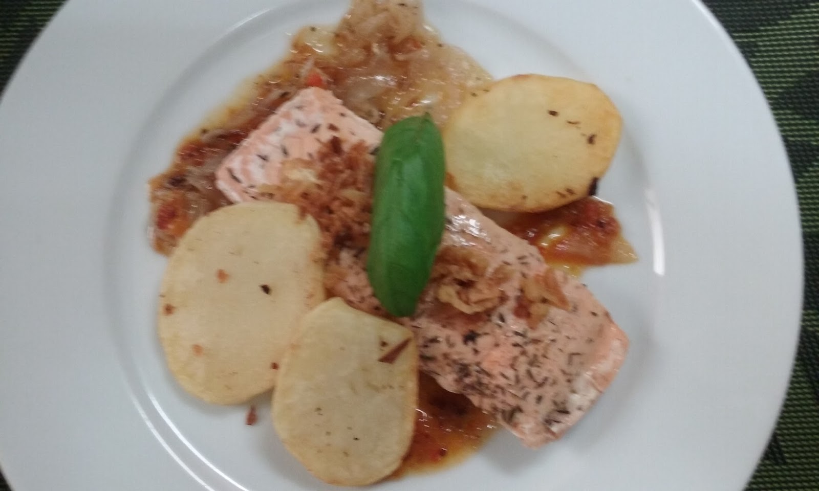 ToDo SoBre CaRmeN SALMÓN EN PAPILLOTE CON PATATAS CONFITADAS Y LECHO