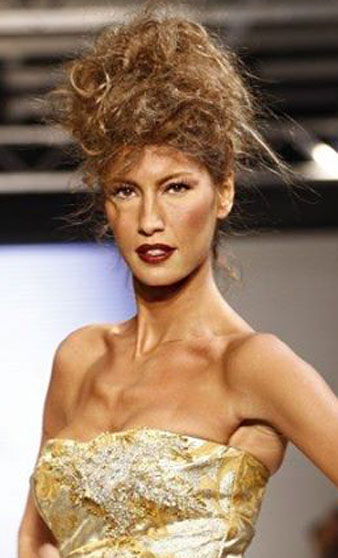 Çağla Şikel Topuz Modeli Çağla Şikel krepe atılmış dağınık tepe topuz saç modeli