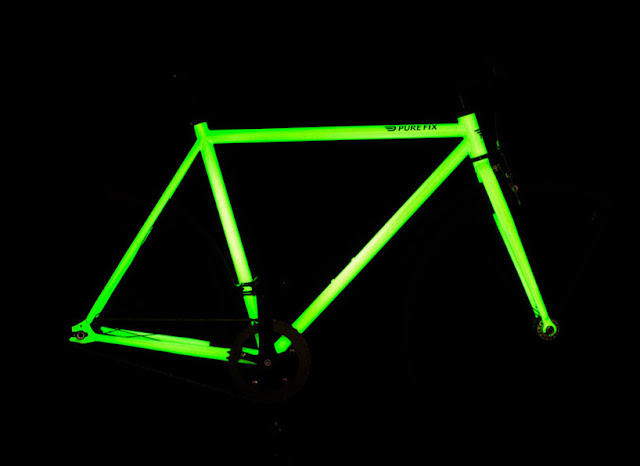 bicicleta brilha escuro neon fluorescente