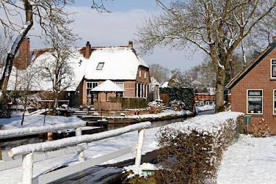 Giethoorn — The Dutch Village With No Roads Can you imagine a village with no roads? There is such a place in the Netherlands called Giethoorn (pronounced 'geethorn'). There are no roads and cars have to remain outside the village. The only access to the stunningly lovely houses in Giethoorn is by water, or on foot over tiny individual wooden bridges.