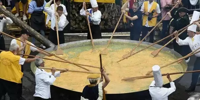 Βέλγιο: Αψήφησαν το σκάνδαλο με τα μολυσμένα αυγά φτιάχνοντας ομελέτα με... 10.000 αυγά - ΒΙΝΤΕΟ Βέλγιο: Αψήφησαν το σκάνδαλο με τα μολυσμένα αυγά φτιάχνοντας ομελέτα με... 10.000 αυγά - ΒΙΝΤΕΟ